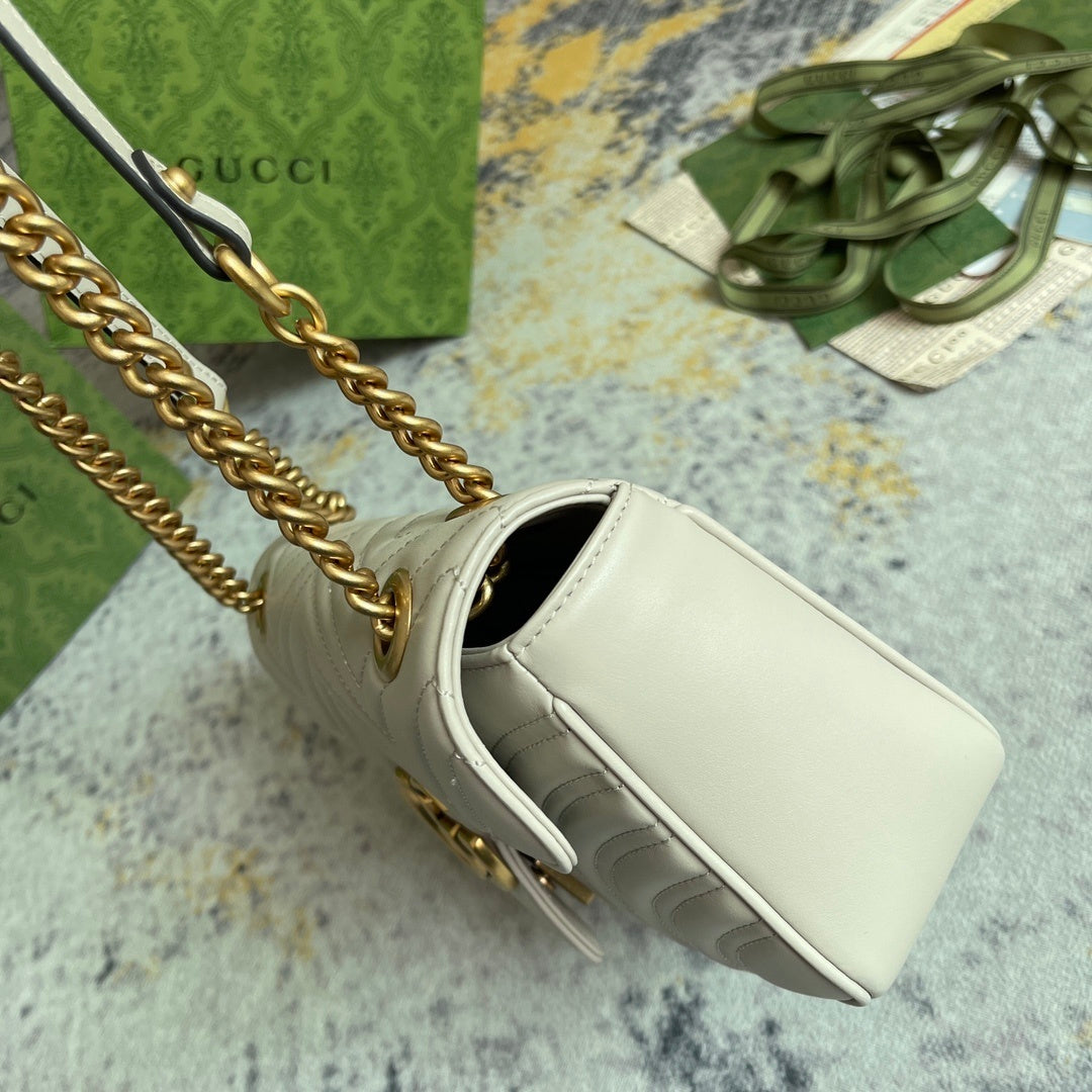 GG Marmont Medium Shoulder Bag