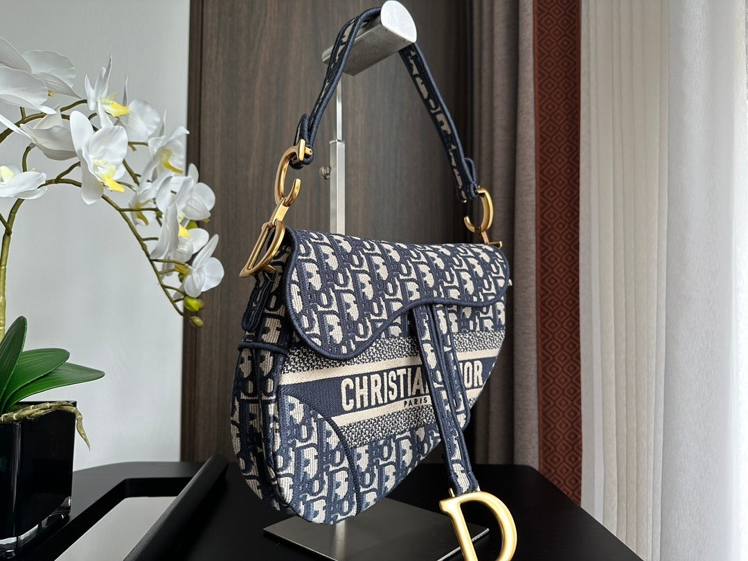 Saddle Medium Handbag