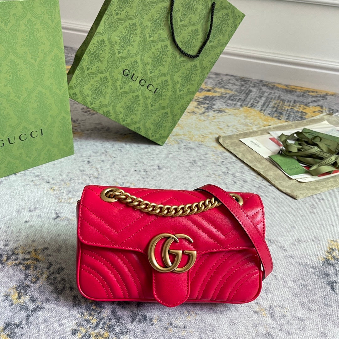 GG Marmont Medium Shoulder Bag