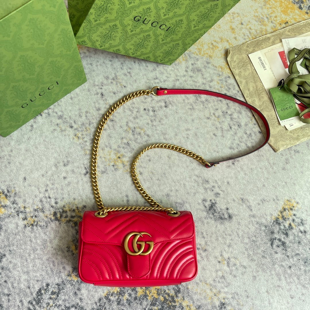 GG Marmont Medium Shoulder Bag