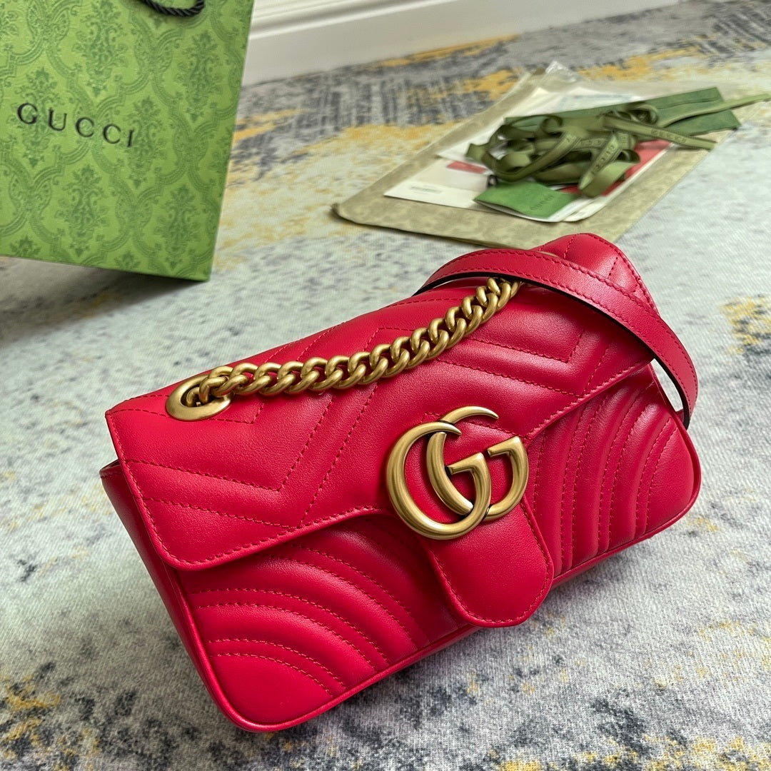 GG Marmont Medium Shoulder Bag