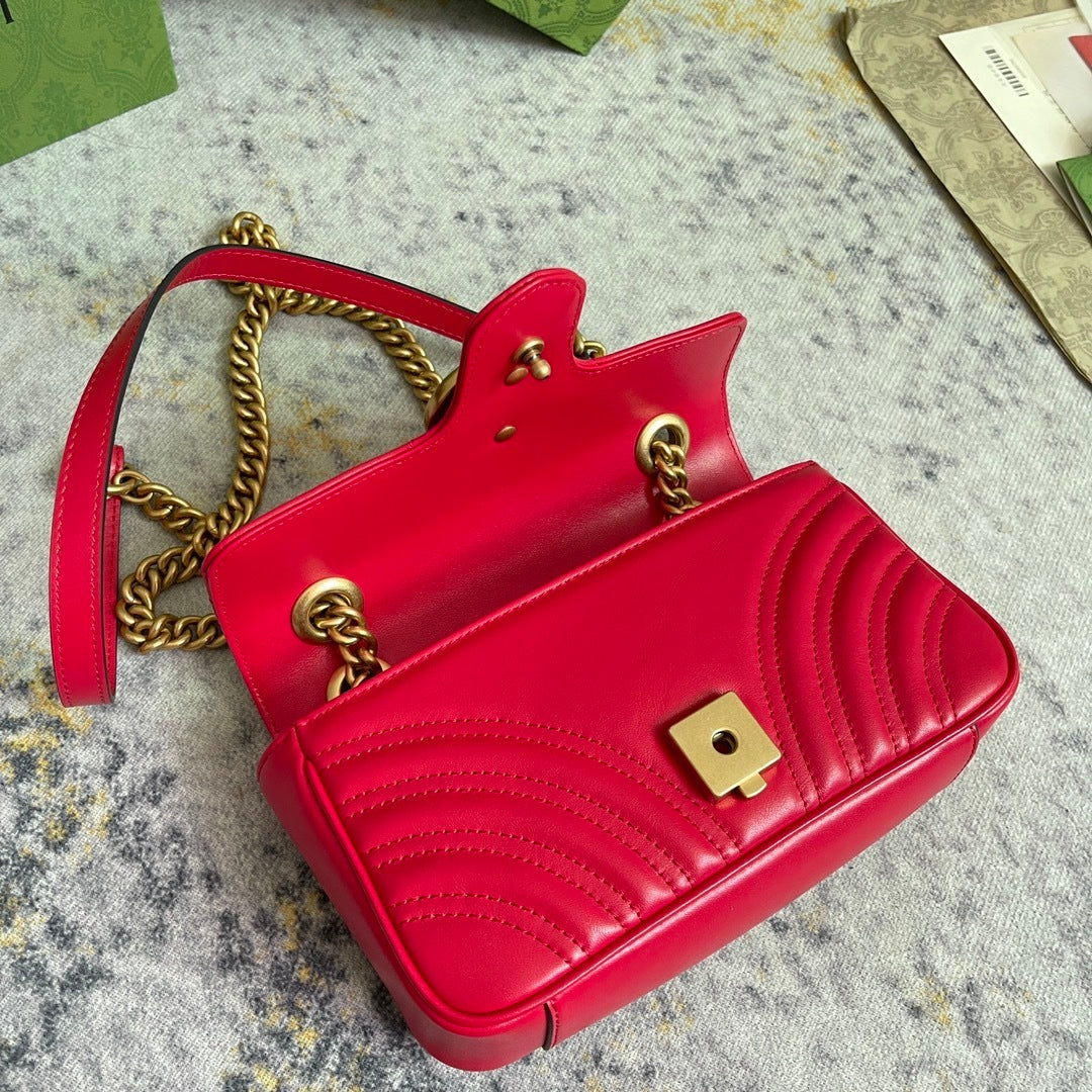 GG Marmont Medium Shoulder Bag