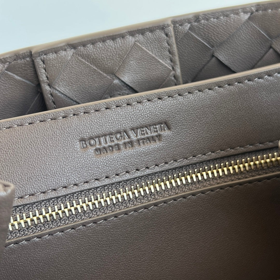 Andiamo Medium Handbag