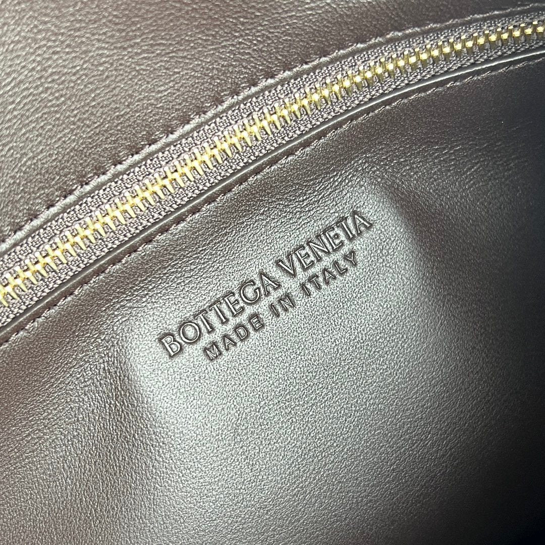 Hop Medium Shoulder Bag