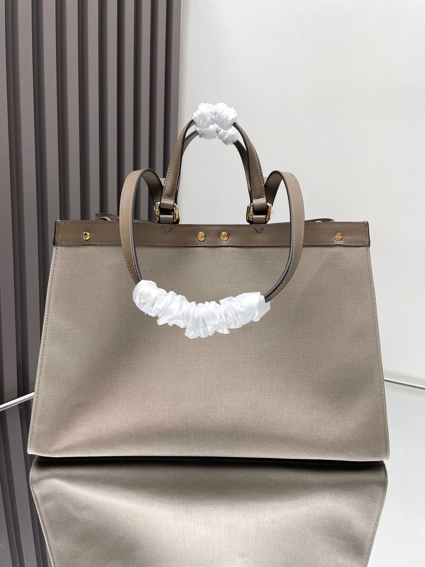 Peekaboo X-Lite Tote Bag