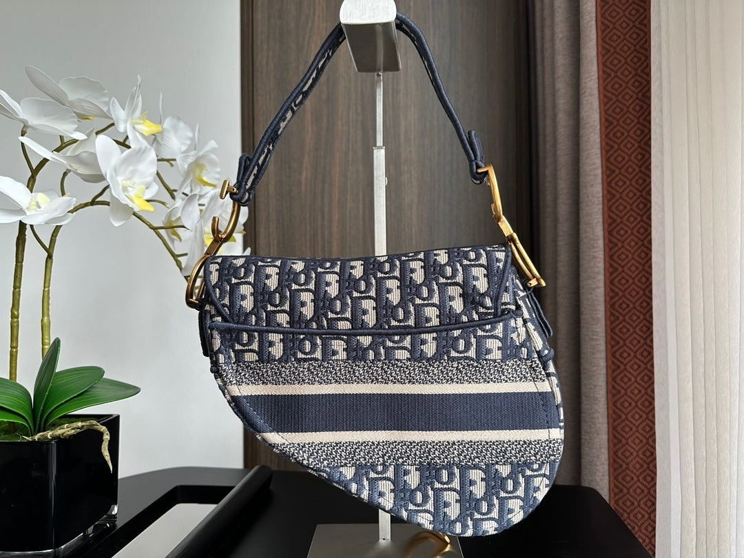 Saddle Medium Handbag